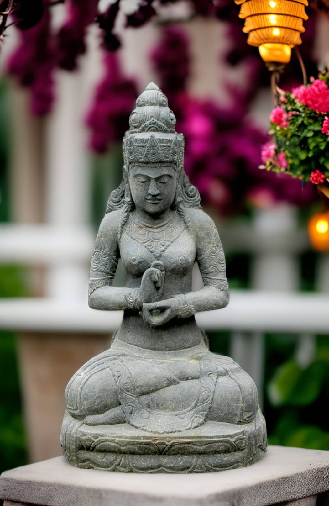 Sitzende Dewi Sri Gartenfigur aus Naturstein