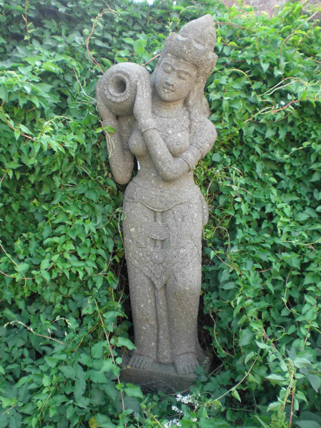 Stehende Dewi Sri als Wasserspiel