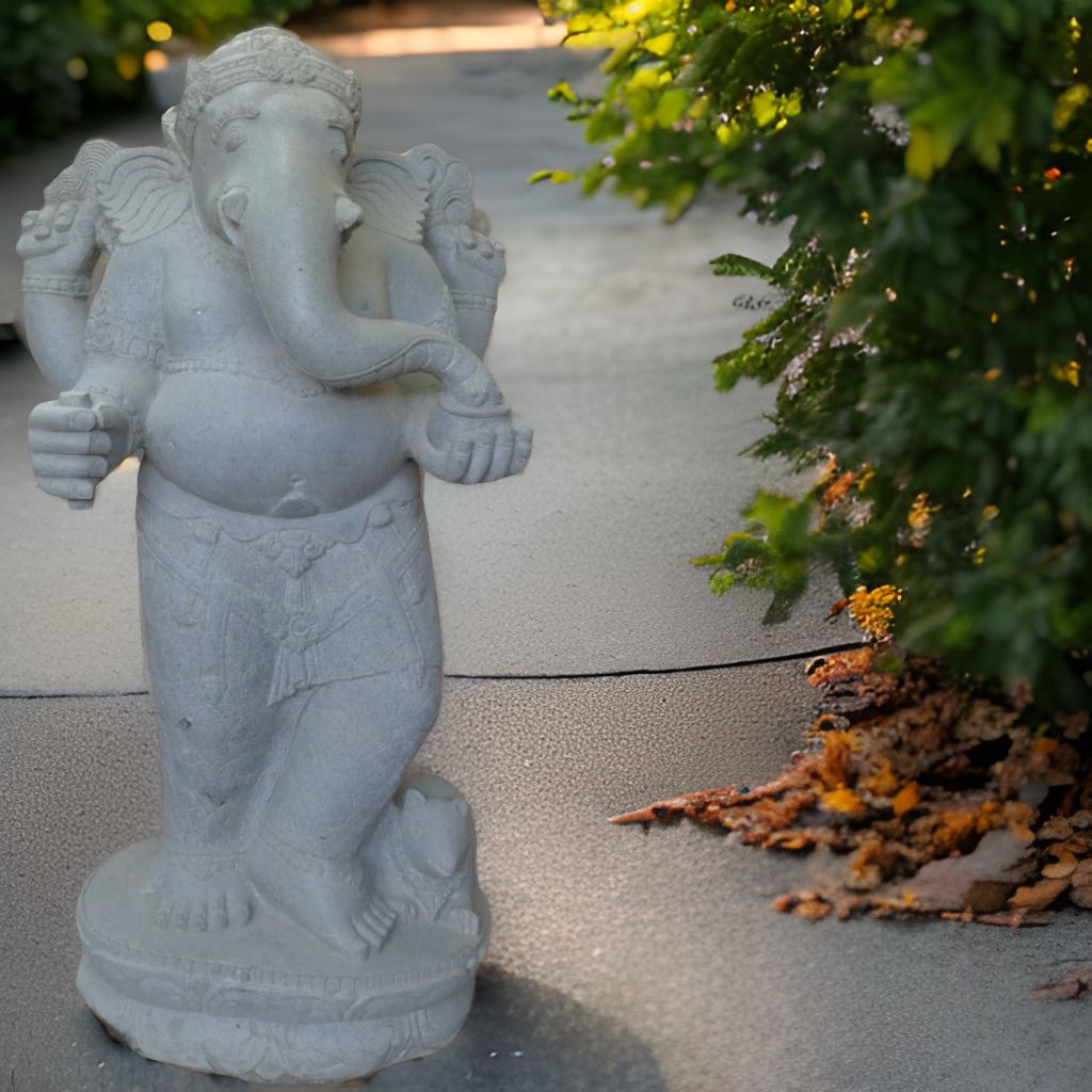 Edler stehender Ganesha aus Flussstein 