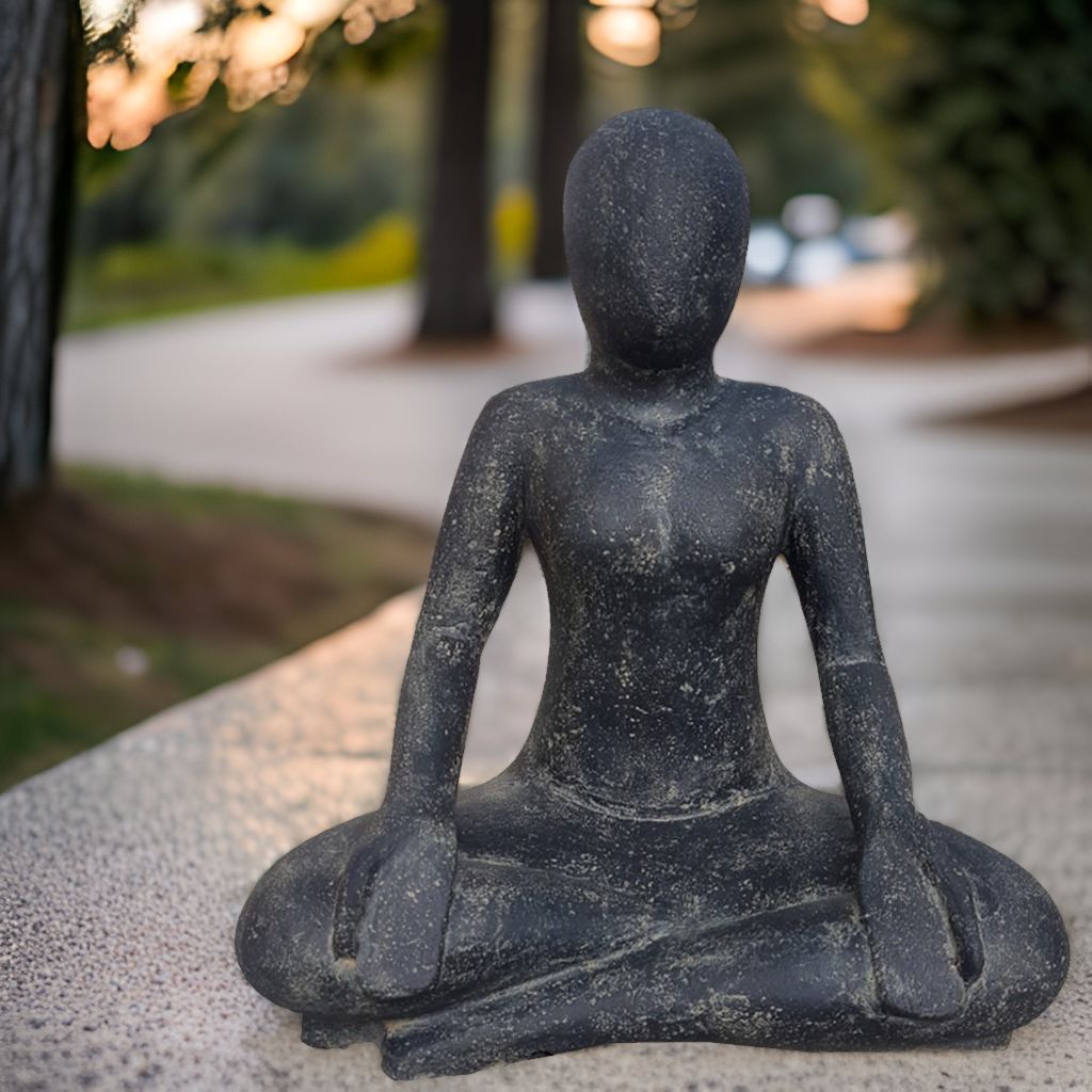 Yoga Gartenskulptur im Lotussitz aus Steinguss