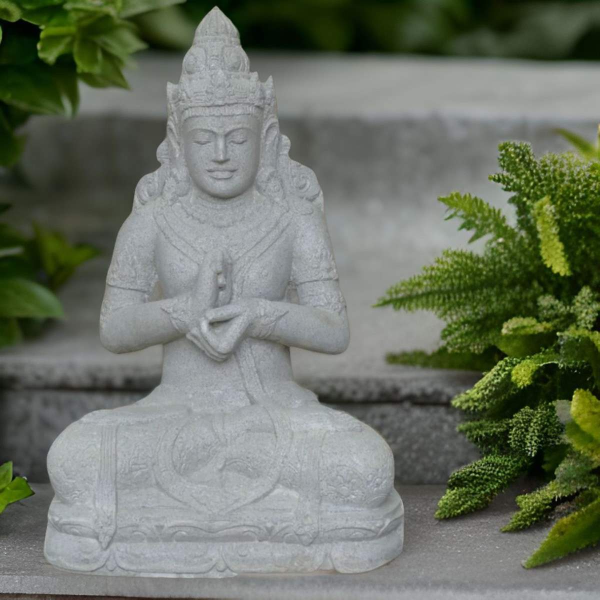 Reisgöttin Dewi Sri Steinfigur aus Flussstein