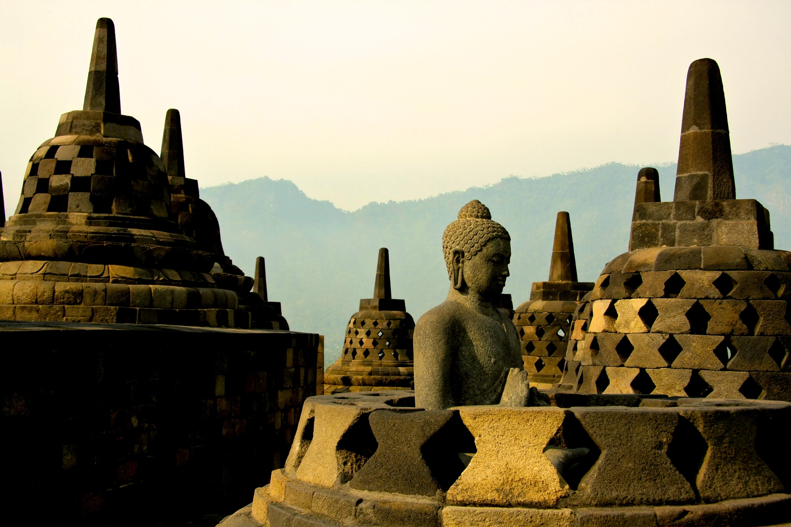 Buddha Figuren aus Steinguss