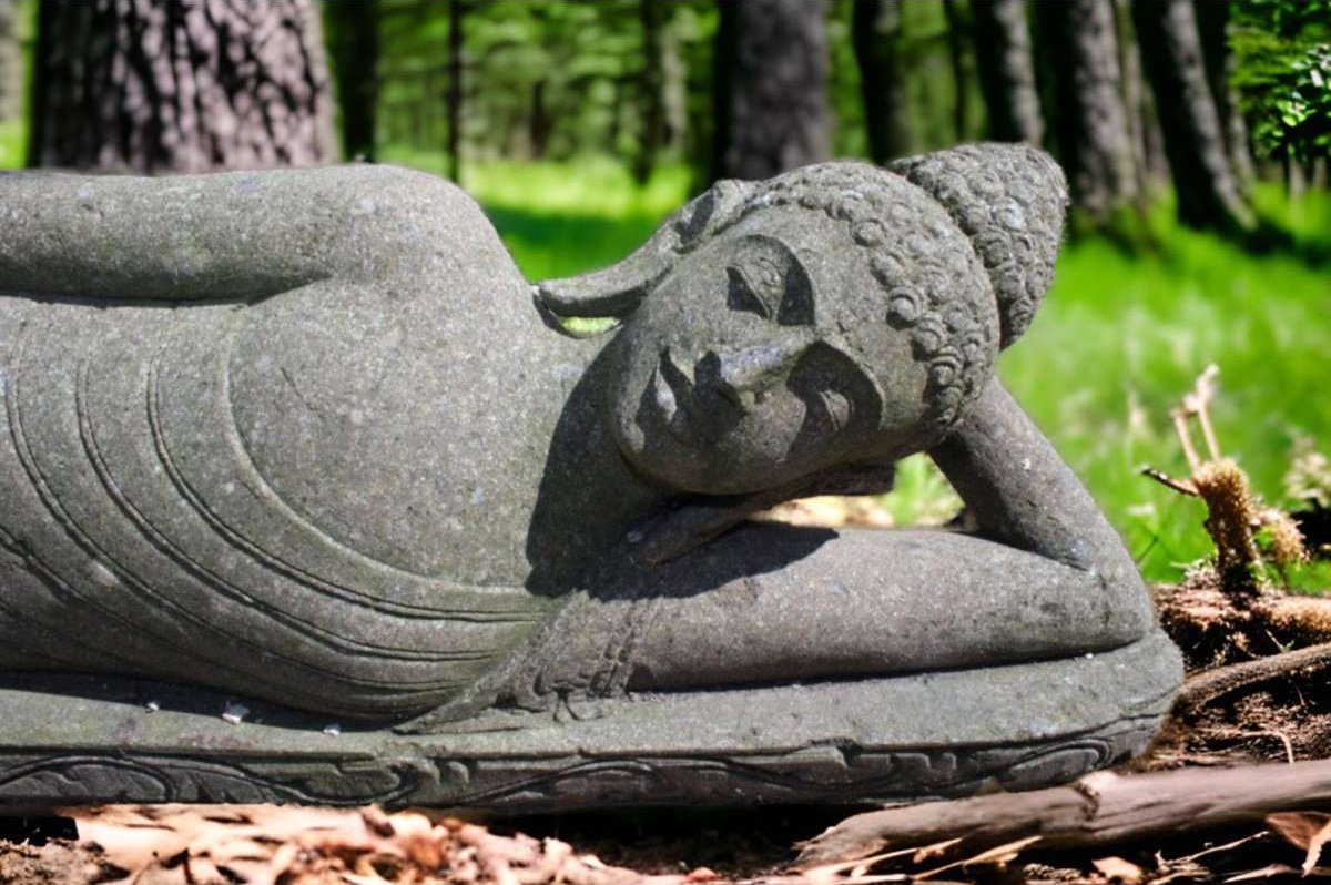 Liegender Buddha aus Naturstein Basanit