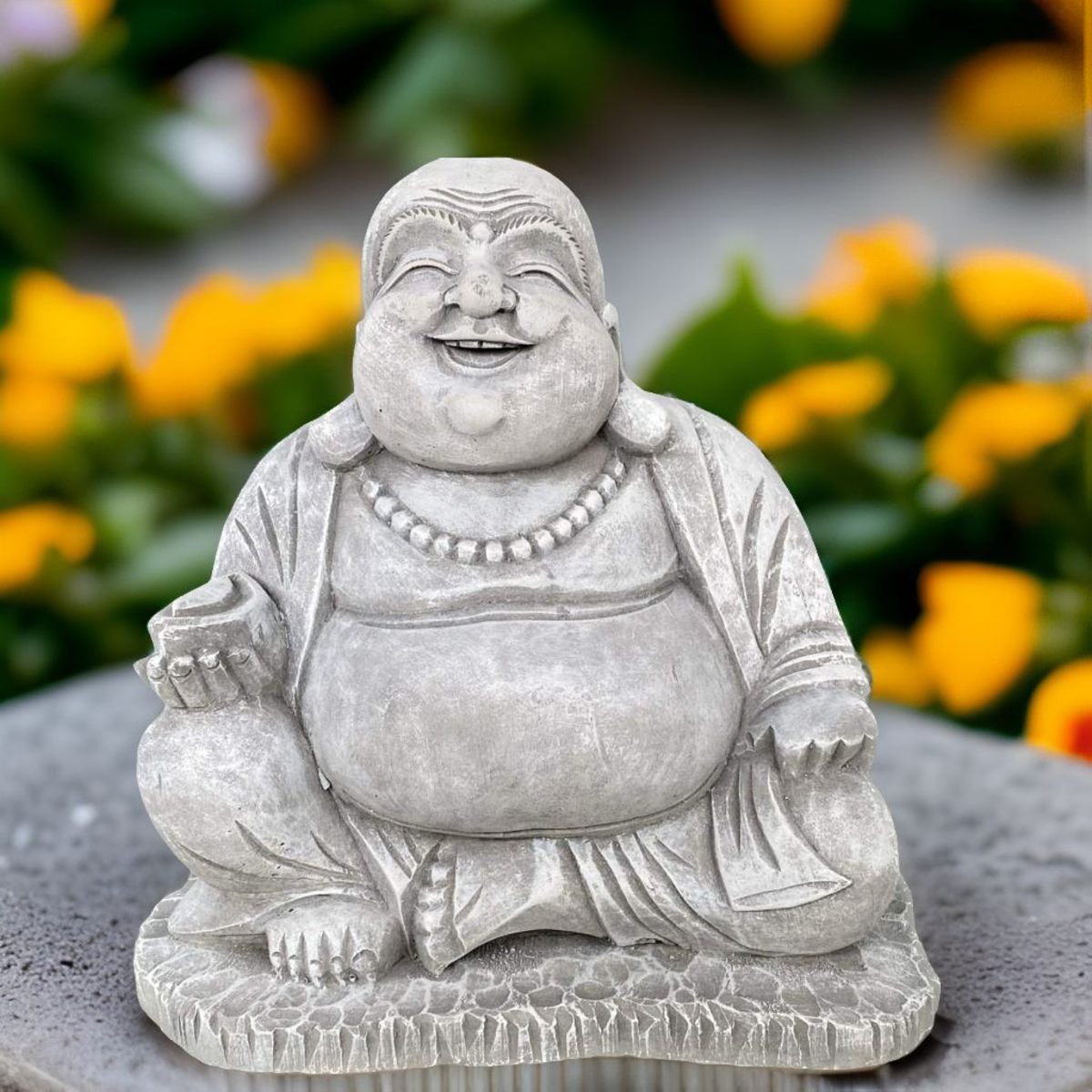 Sitzender Glücksbuddha aus Steinguss
