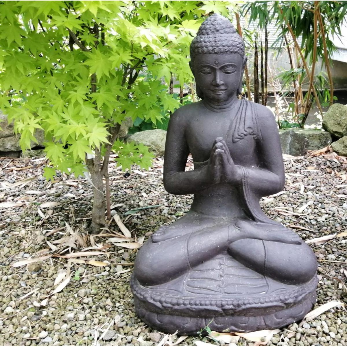 Gartenfigur sitzender Buddha mit Willkommenshaltung aus Steinguss