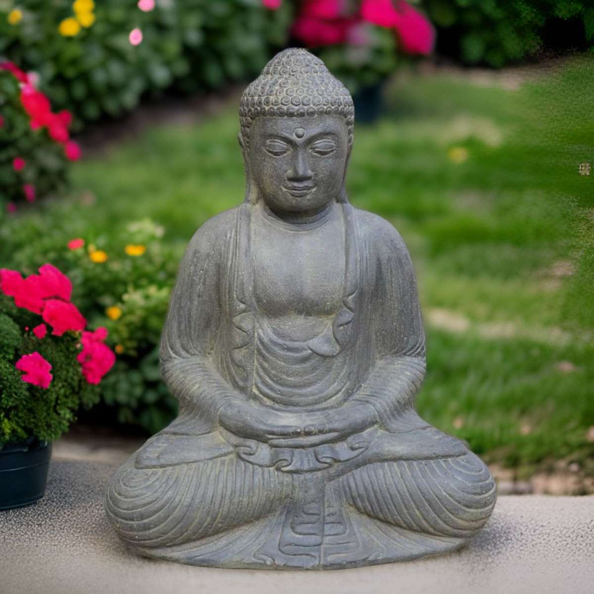 Japanischer Buddha mit meditativer Handhaltung aus Steinguss