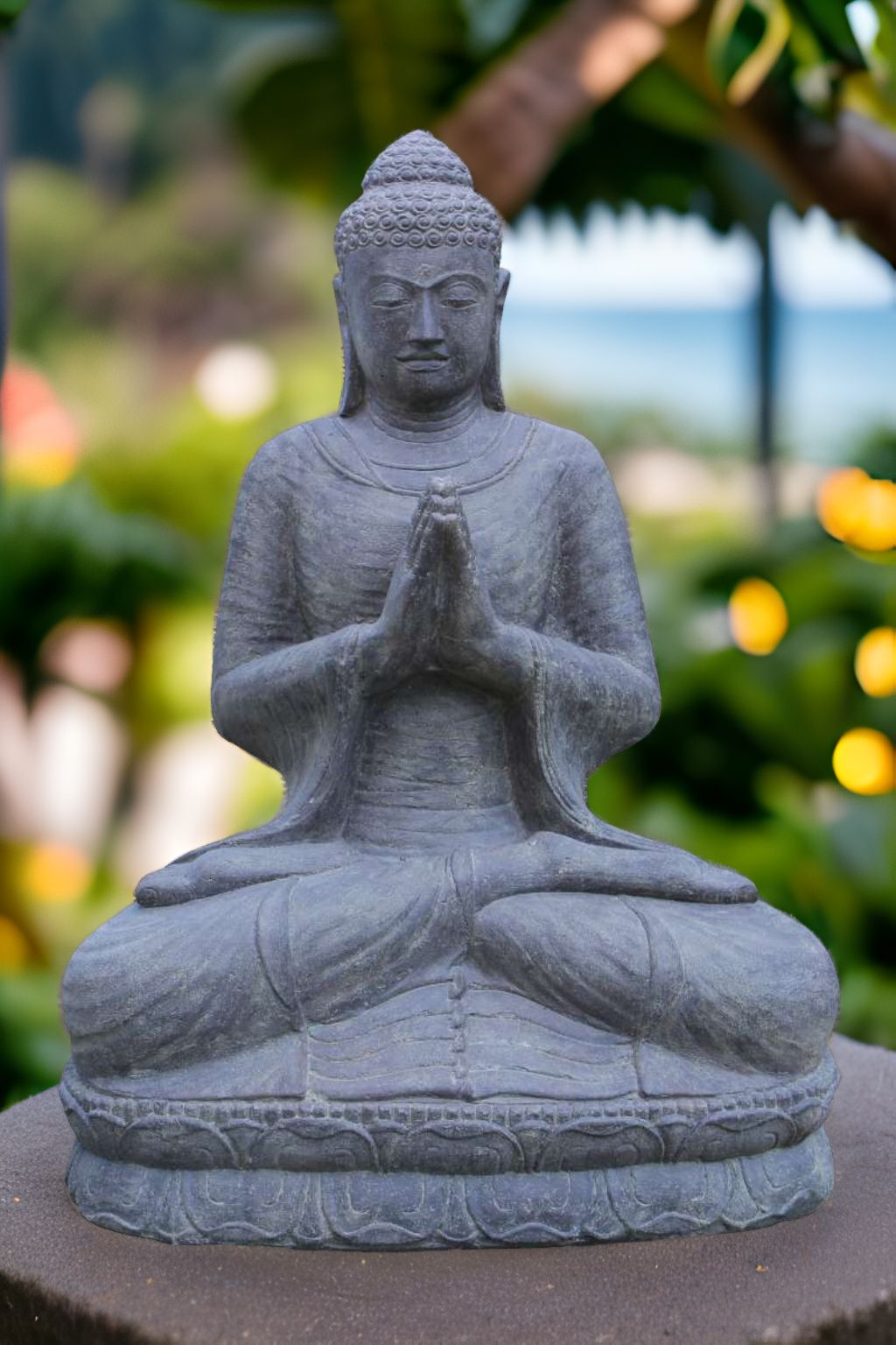 Gartenfigur sitzender Buddha aus Steinguss mit Namaste - Handhaltung