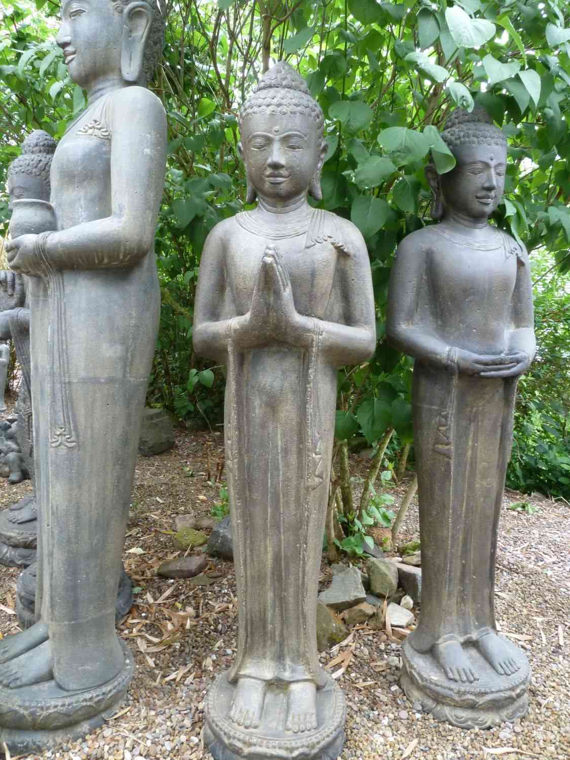 Stehende Buddha Statue mit Begrüßungshandhaltung aus Steinguss