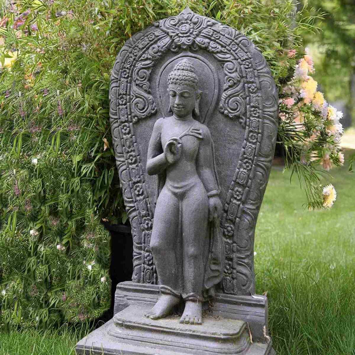 Relief stehender Buddha aus Steinguss