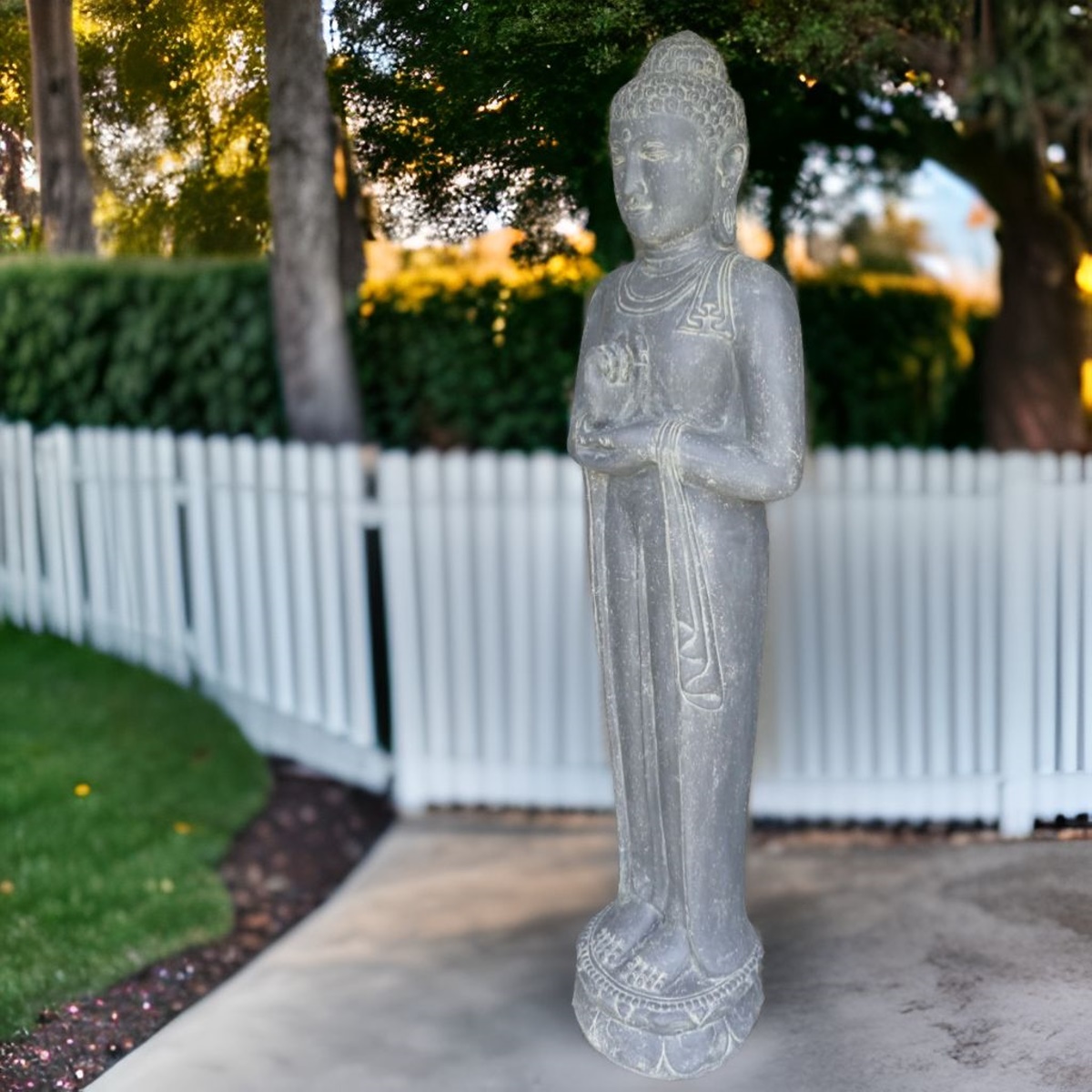 Großer stehender Buddha mit Rad der Lehre Handhaltung aus Steinguss