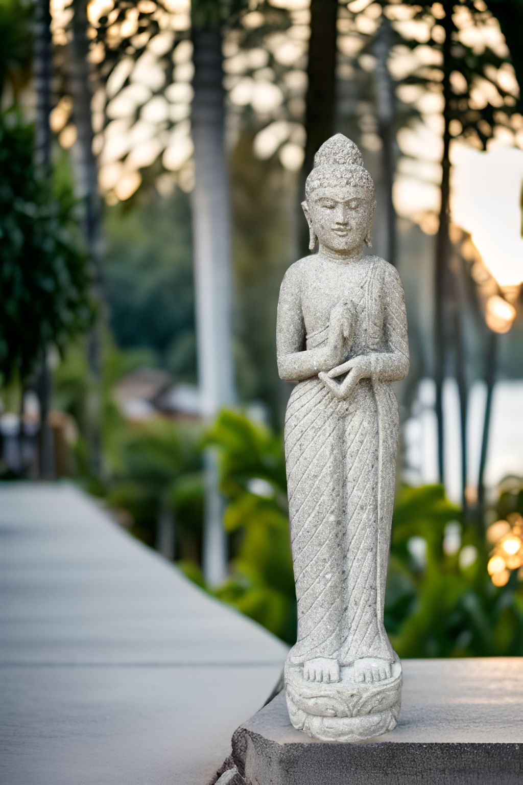 Stehender Buddha mit Rad der Lehre Mudra aus Naturstein