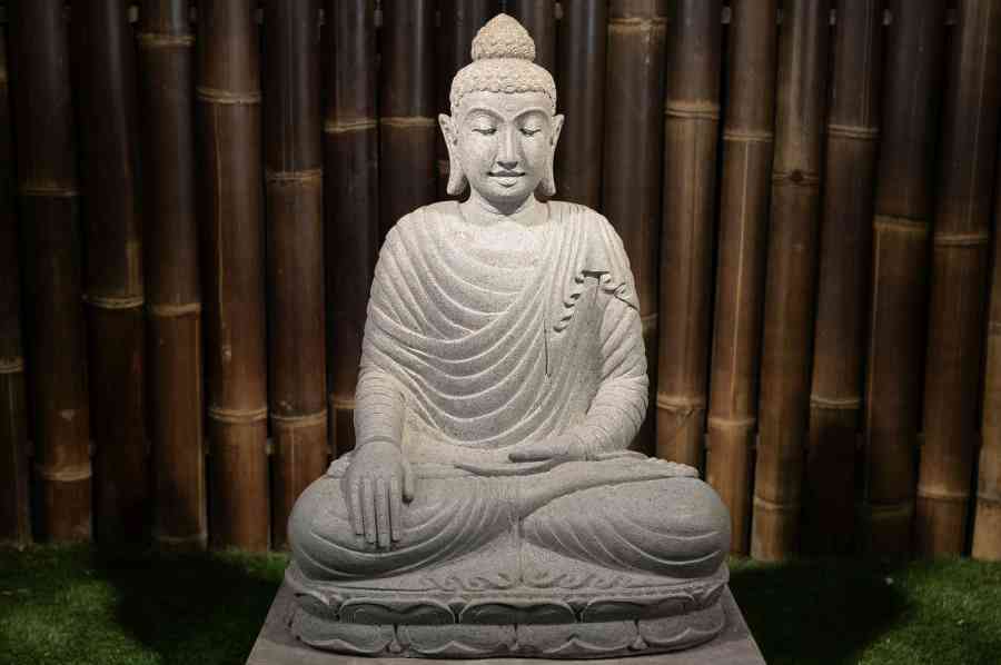Buddha Figuren aus Naturstein Flussstein