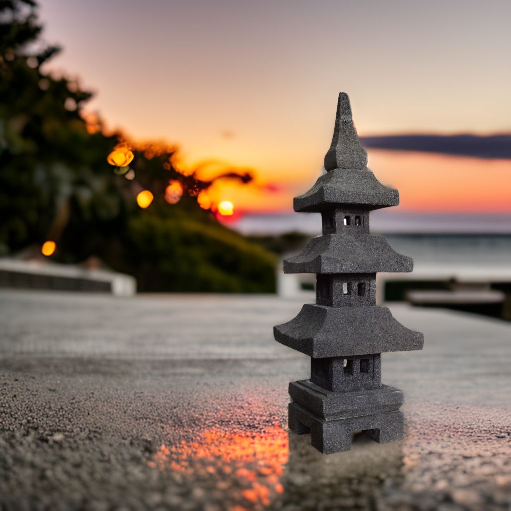 Edle mehrstöckige japanische Gartenlaterne