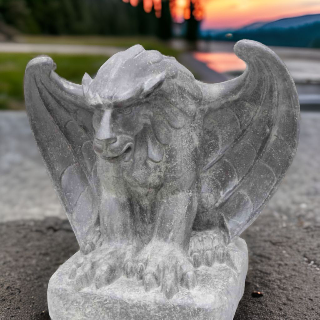 Mystischer Gargoyle auf Sockel
