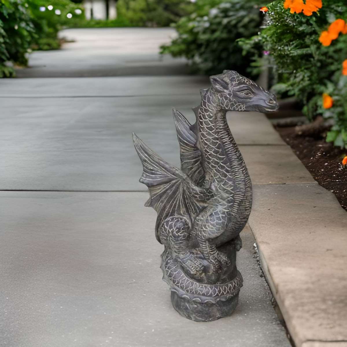 Sitzender Drache aus Steinguss