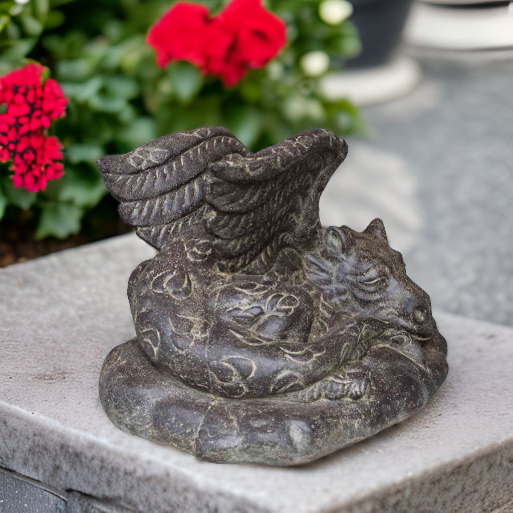 Gartenfigur liegender Drache aus Steinguss