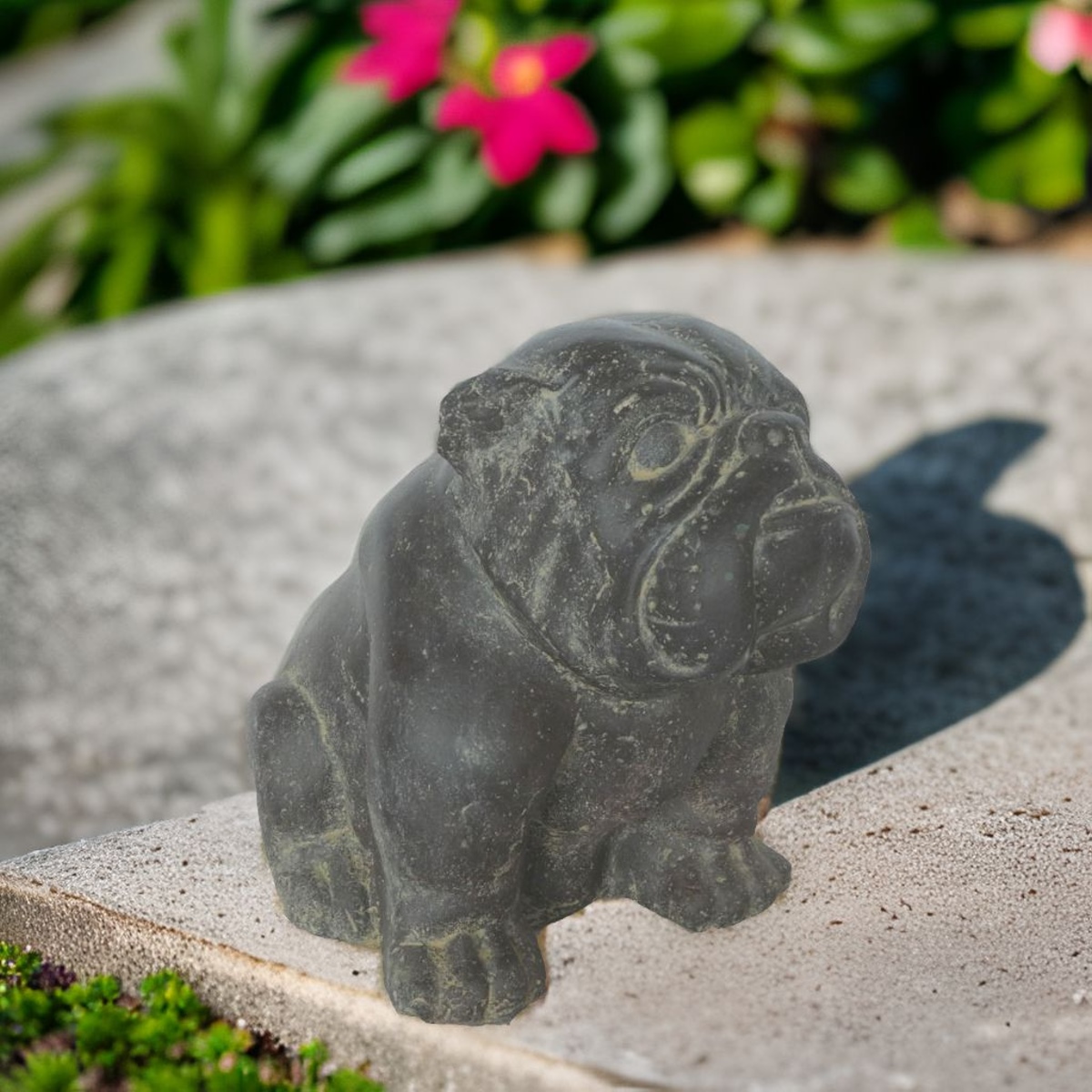 Bulldogge Gartenfigur aus Steinguss