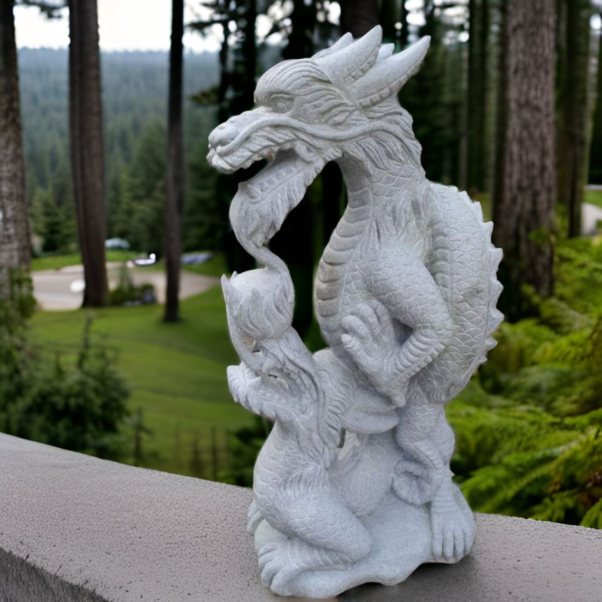 Steinfigur liegender Drachen