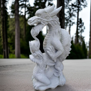 Steinfigur liegender Drachen
