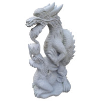 Steinfigur liegender Drachen