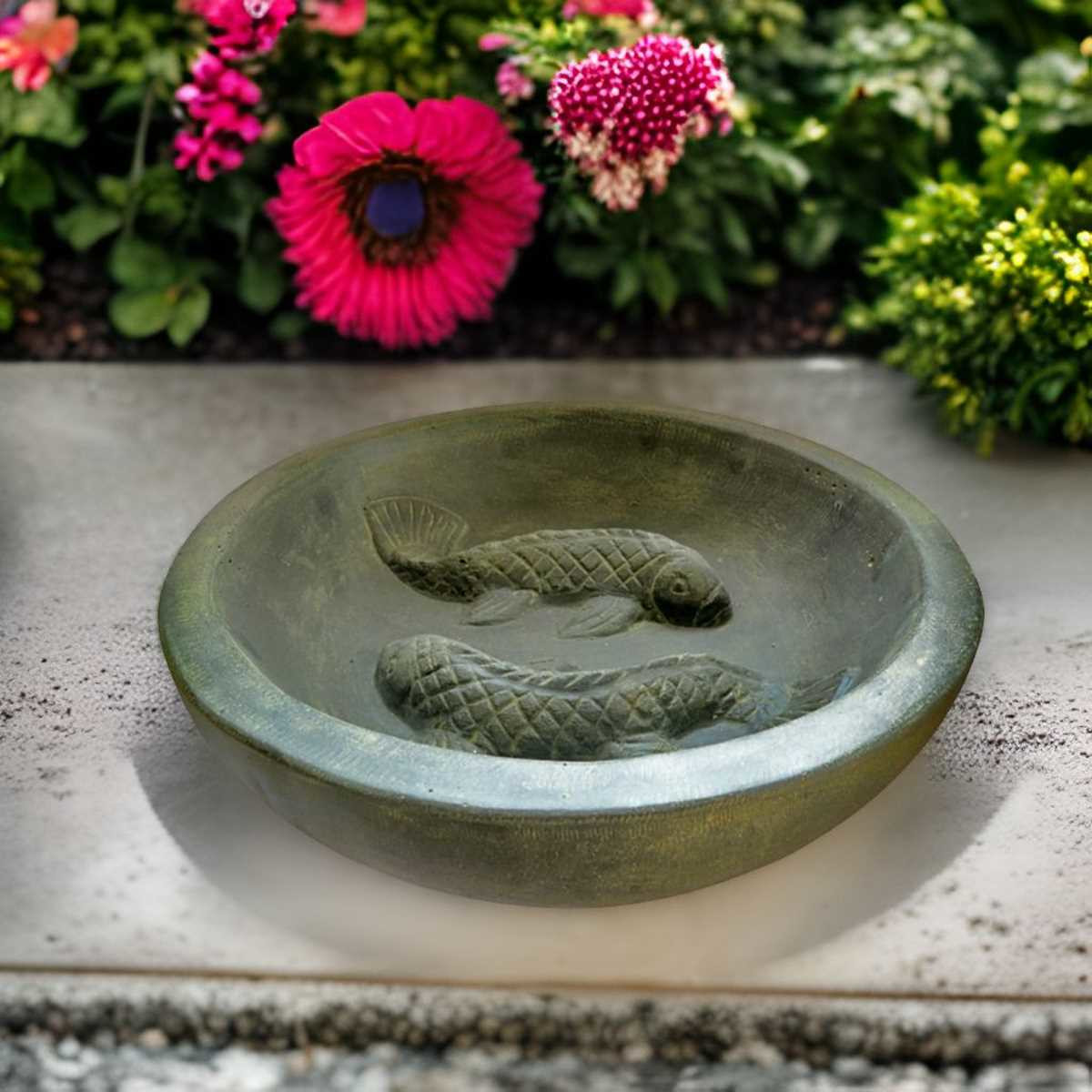 Wasserschale mit Fischmotiv