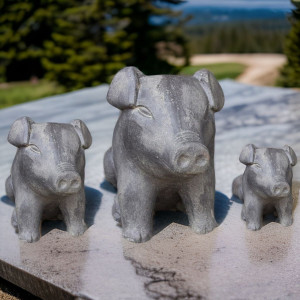 Gartenstatue sitzendes Schwein