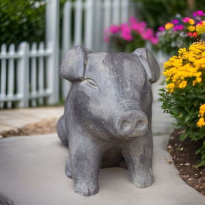 Gartenstatue sitzendes Schwein