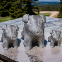 Gartenstatue sitzendes Schwein