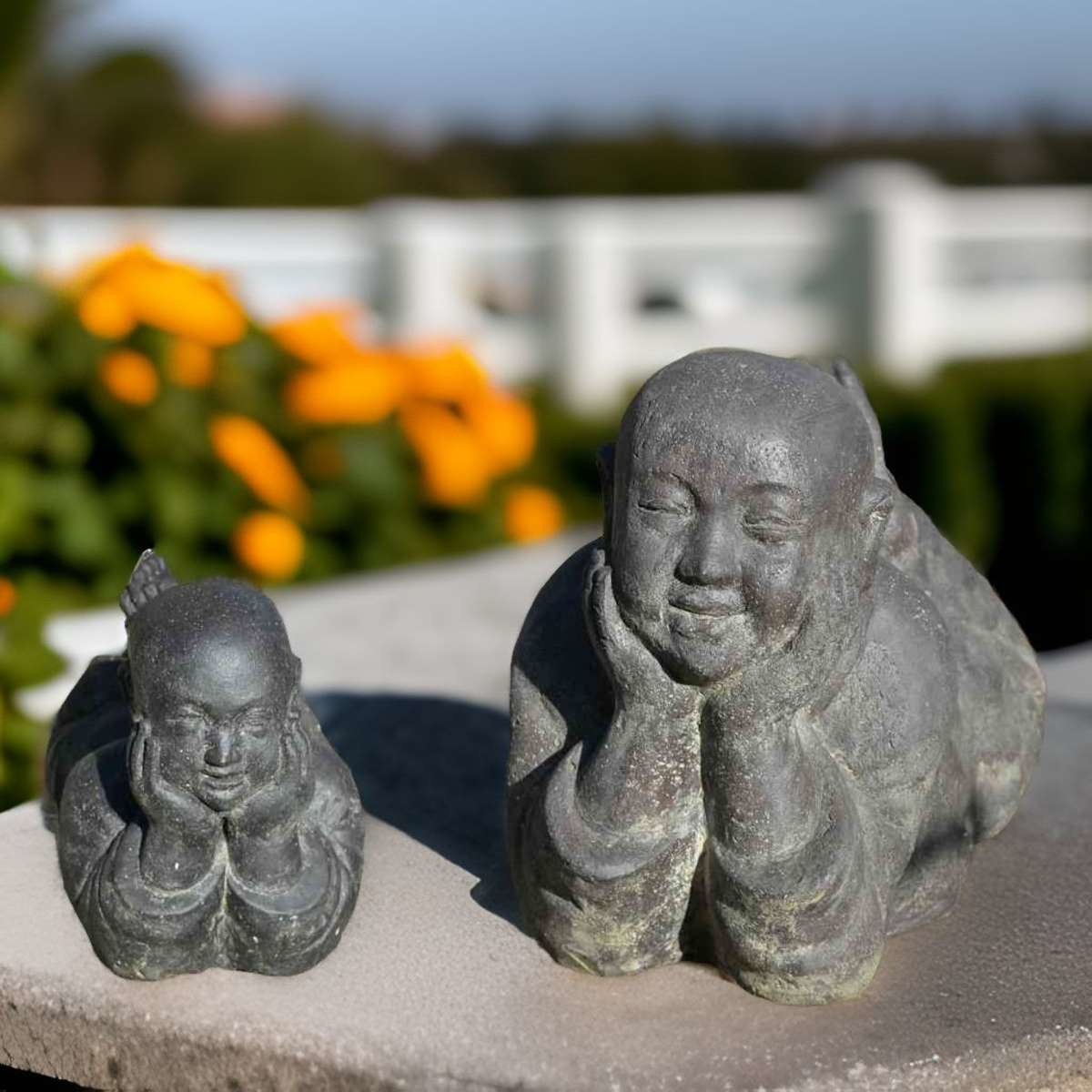 Liegender Mönch Gartenfigur box