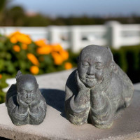 Liegender Mönch Gartenfigur