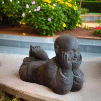 Liegender Mönch Gartenfigur