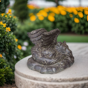 Gartenfigur liegender Drache
